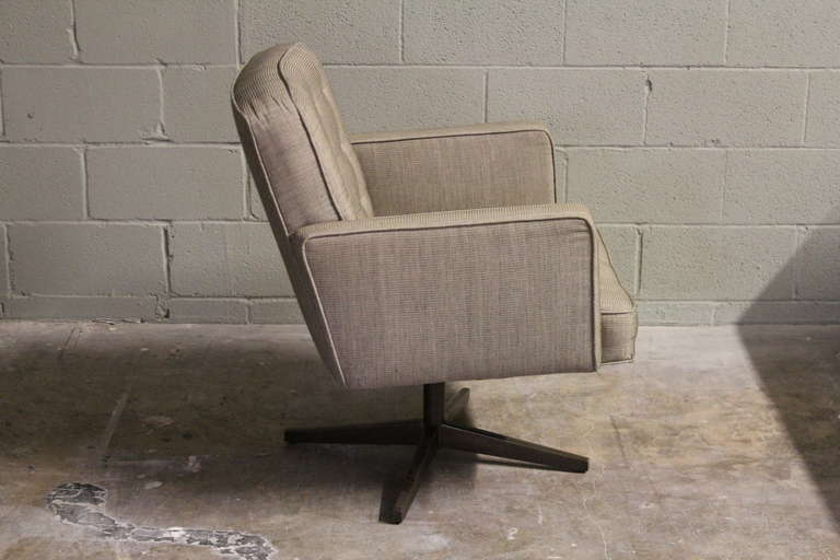 Pair of Tilt Swivel Lounge Chairs by Vincent Cafiero for Knoll In Good Condition In Dallas, TX