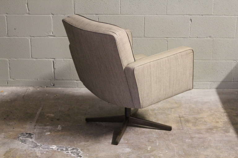 Mid-20th Century Pair of Tilt Swivel Lounge Chairs by Vincent Cafiero for Knoll