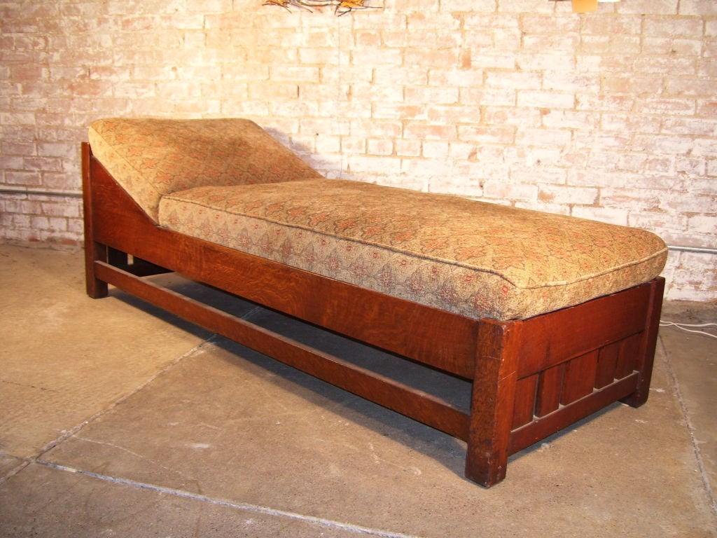 Beautiful arts and crafts, mission oak chaise lounge designed and manufactured by Stickley Associated Cabinetmakers. The decal label used indicates this was when Gustav Stickley joined L & J.G. to form Stickley Associated Cabinetmakers from 1918 to