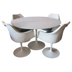 Dining Table and Four Chairs Designed by Eero Saarinen for Knoll