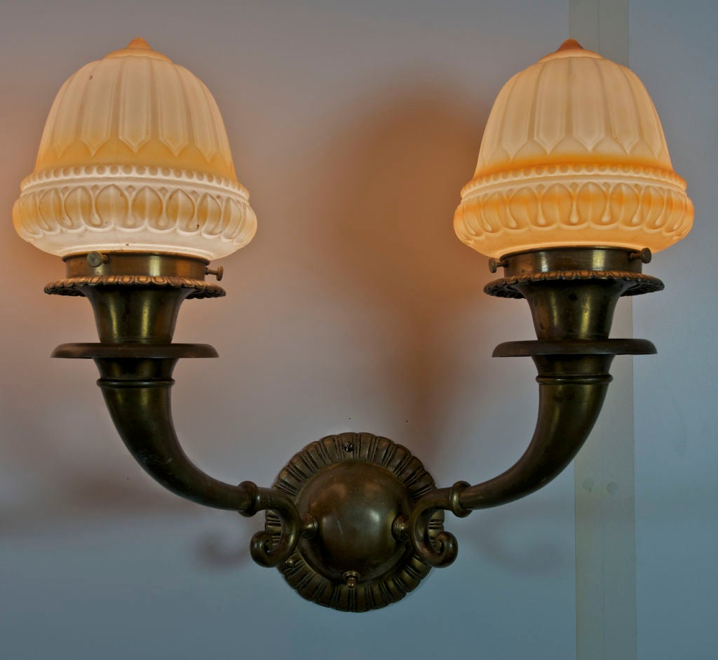 Zwei edwardianische zweiarmige Wandleuchter, ca. 1920er Jahre (Edwardian) im Angebot