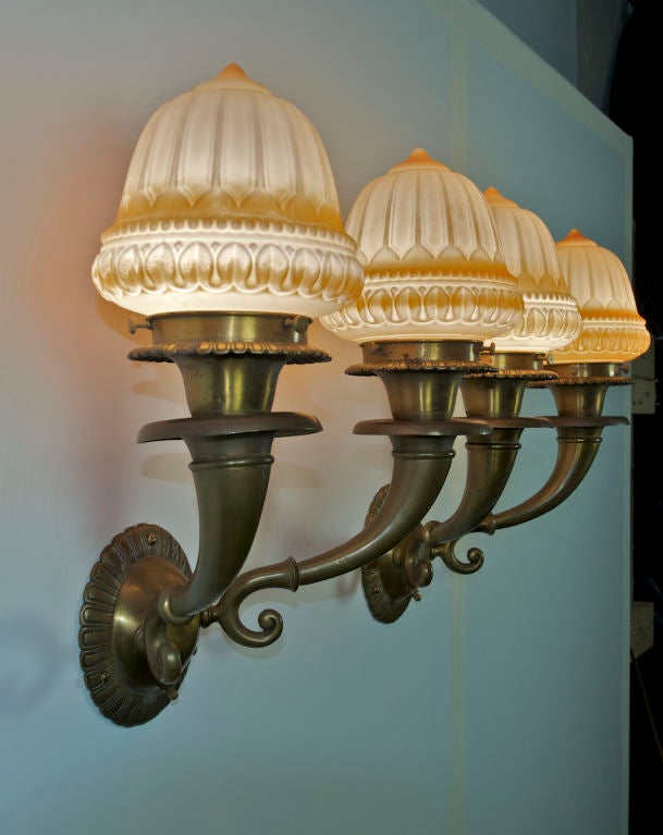 Zwei edwardianische zweiarmige Wandleuchter, ca. 1920er Jahre (amerikanisch) im Angebot