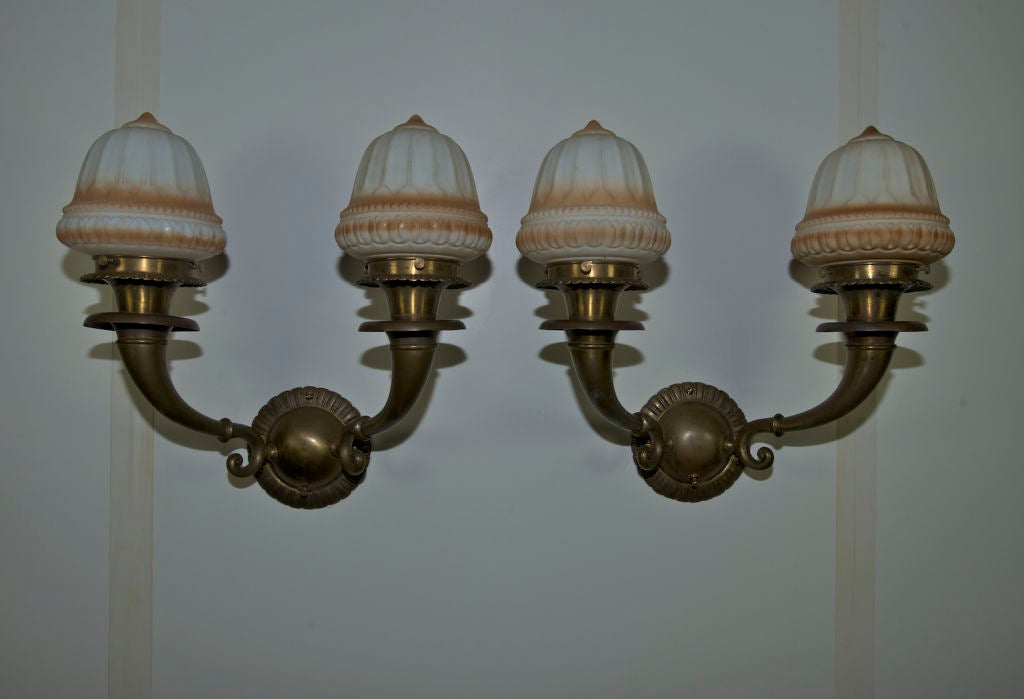Zwei edwardianische zweiarmige Wandleuchter, ca. 1920er Jahre (Geformt) im Angebot