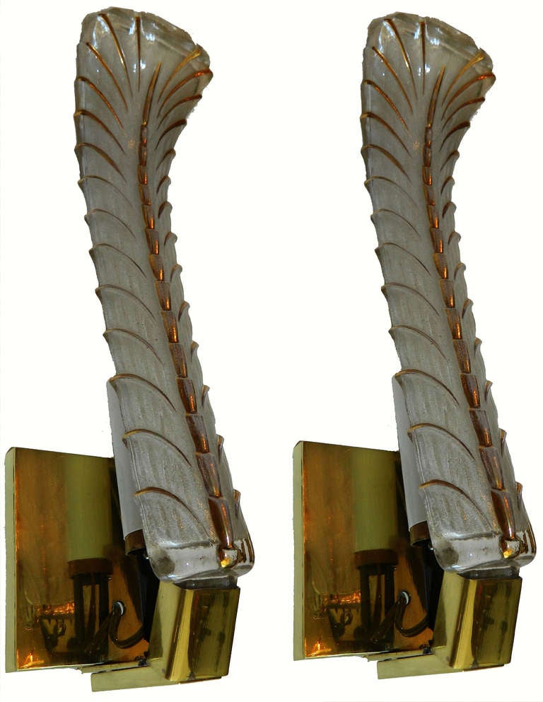 1940 Venini  Elegante y alto par de candelabros Art Decó de latón con gran pluma de cristal de Murano blanco y dorado.
Recableada en EE.UU., en condiciones de funcionamiento y cada Lámpara lleva una bombilla de máx. 60 vatios.
3 pares