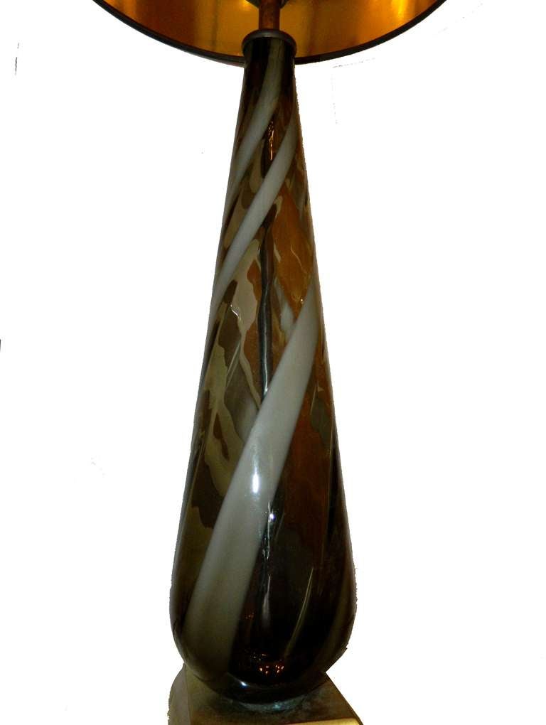 Barovier weißes und geräuchertes mundgeblasenes Glas für diese in MURANO Italien hergestellte Tischleuchte.
Messung: 25 Zoll H ohne die Harfe, 5,5 x 5,5 Zoll quadratische Bronze Basis.
US verkabelt und in funktionsfähigem Zustand nimmt eine normale