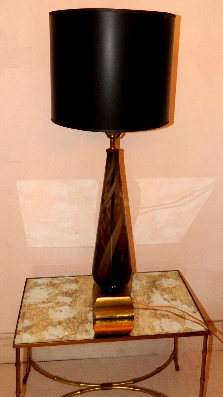 Italienische Barovier-Tischlampe aus geblasenem Muranoglas mit Bronzefuß, Moderne der Mitte des Jahrhunderts, 1950 (20. Jahrhundert) im Angebot