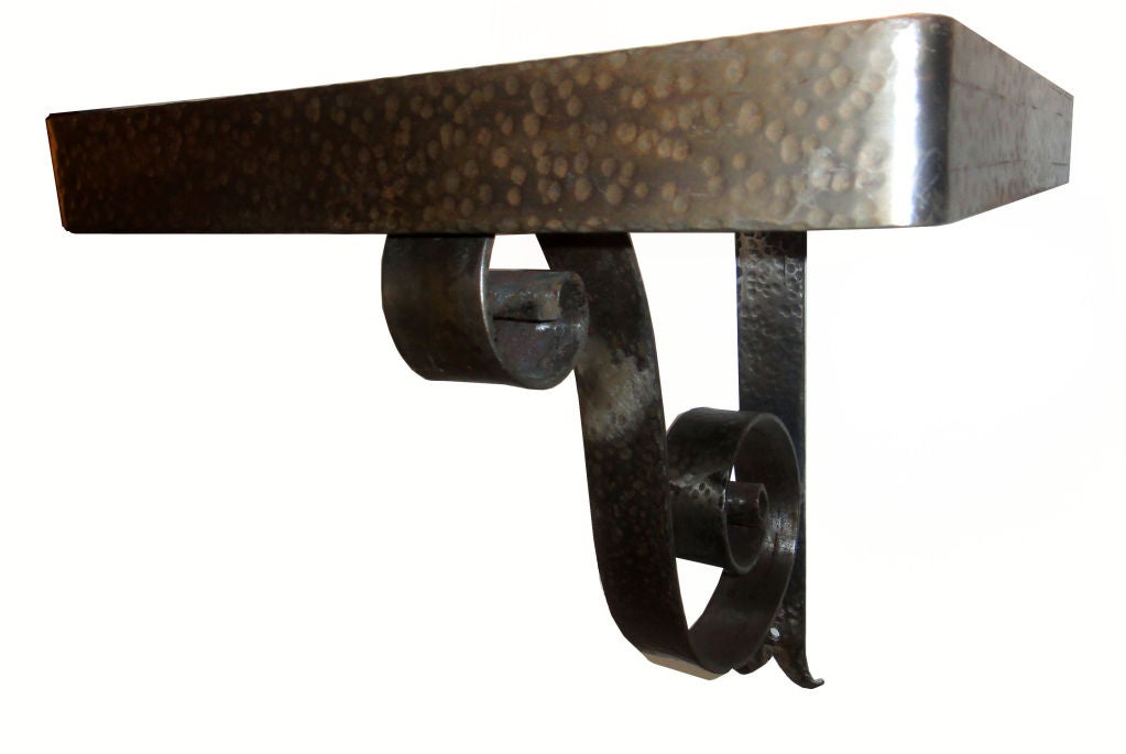 Petite console murale française en fer forgé.
dessus du miroir.
Un seul disponible