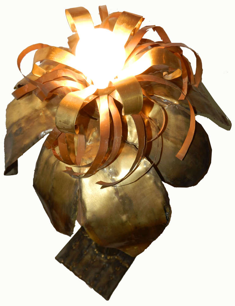 Lampe palmier en laiton. Câblage américain et en état de fonctionnement. Attribué à la Maison Jansen. Une ampoule/100W.
Câblage américain et en état de fonctionnement.
