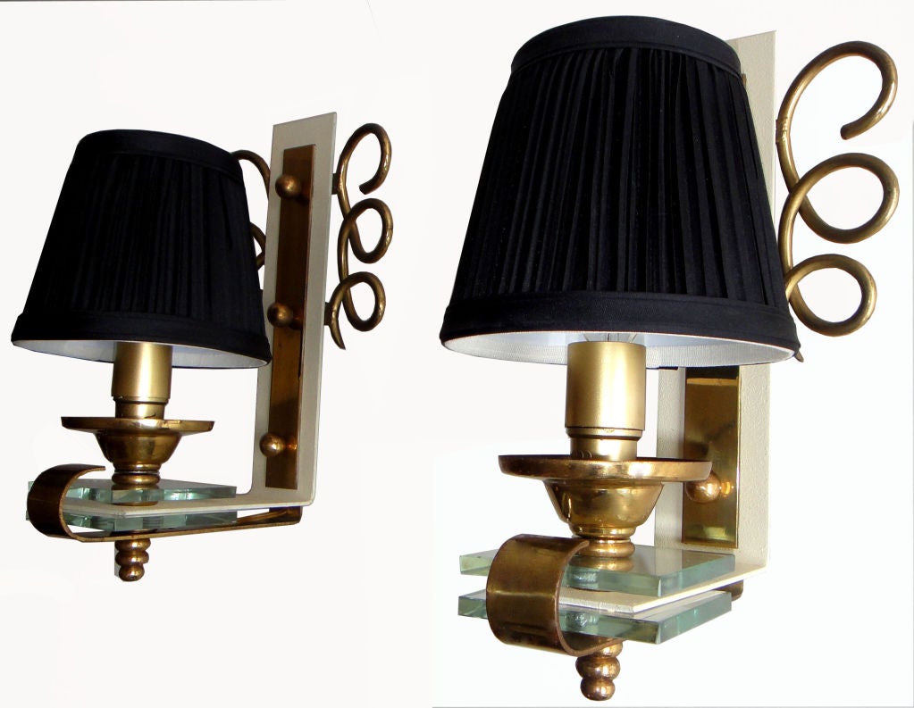 Metà XX secolo Coppia di lampade francesi del 1950 in ottone e cristallo Art Deco in vendita