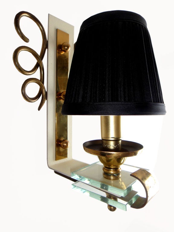 Ottone Coppia di lampade francesi del 1950 in ottone e cristallo Art Deco in vendita