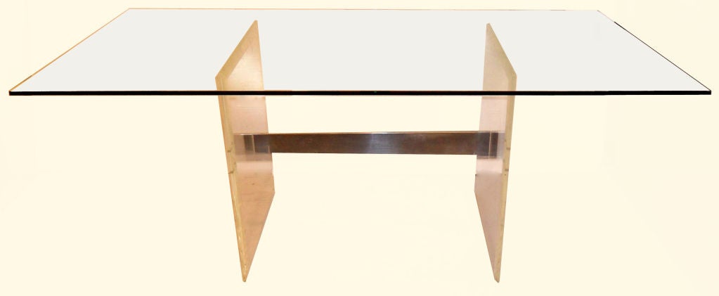 Mid-Century moderno Tavolo da pranzo o da scrivania in lucite di metà secolo moderno con vetro su base in alluminio, 1970 in vendita
