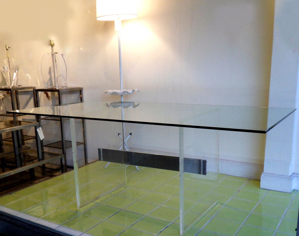 Tavolo da pranzo o da scrivania in lucite di metà secolo moderno con vetro su base in alluminio, 1970 In condizioni buone in vendita a Miami, FL