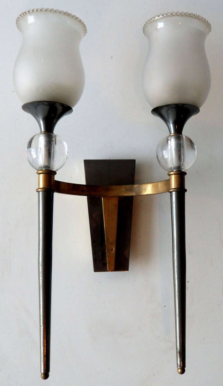2 pátinas latón / metal de cañón. Pareja de apliques muy elegantes Maison JANSEN
Potencia máxima 60w / bombilla
Cableado US y en condiciones de funcionamiento
Echa un vistazo a nuestra impresionante colección de Mid Century francés e italiano 
