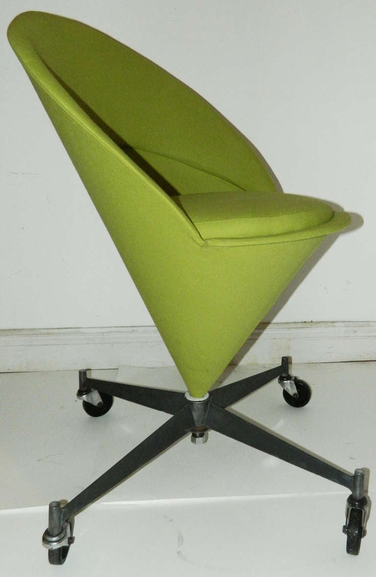 Vintage Kegelstuhl auf Rädern im Stil oder von Verner Panton.
Gepolstert mit grünem Stoff.