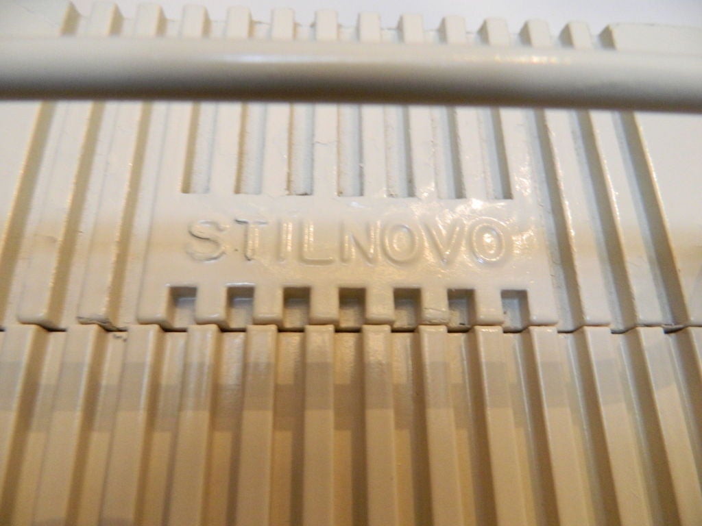 Signé Stilnovo paire de lampes halogènes, lampadaires beige clair.

Modèle Zagar de Silvio Carpani, 1978.

Ils semblent plus sombres sur le bas, c'est la lumière du flash, ils sont aussi beige clair sur le haut que sur le bas. Dimension de la