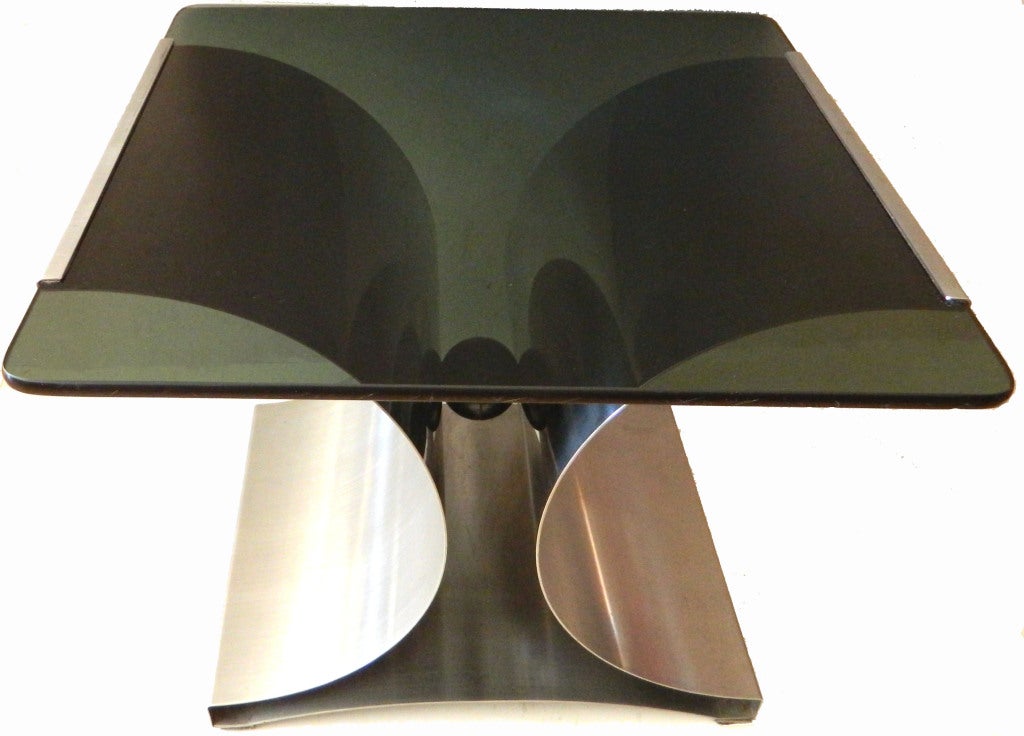 Table d'appoint en acier brossé Francois Monnet, de style Mid-Century Modern, avec plateau en verre fumé.
Providence Architectural digest septembre octobre 2012.