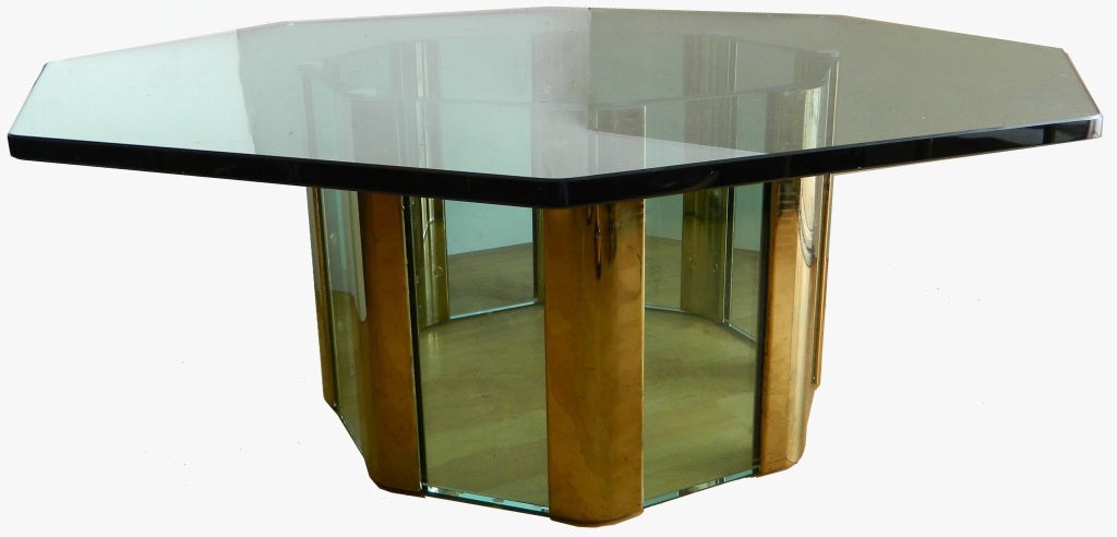 Original Pace Collection Mid-Century Modern grande table de cocktail élégante et très lourde en laiton et panneaux de verre avec un épais plateau en verre.
Mesure de la base : 22 pouces de diamètre.