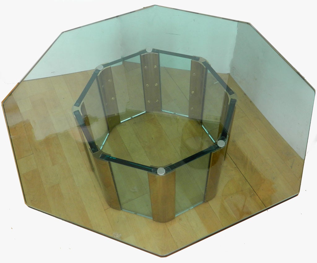 Patiné PACE Table basse octogonale moderne du milieu du siècle en verre et laiton, plateau en verre lourd en vente