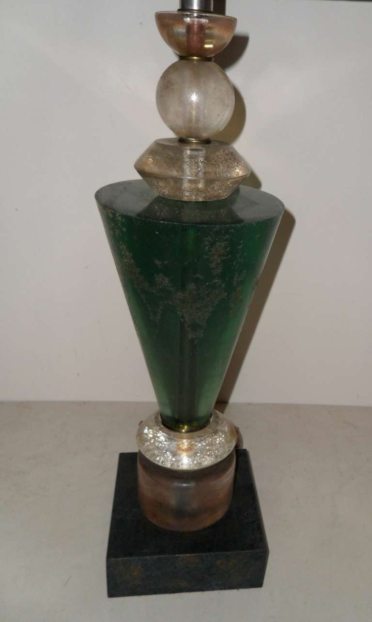 Lámpara de mesa Van Teal de lucita blanca, verde, negra y dorada con pantalla original.
Base de 6
