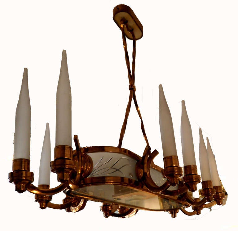 Lampadario ovale a 14 luci in rame francese con 12 paralumi opalini originali e due lampadine nella parte centrale, anni '40 circa.
Misure: 30