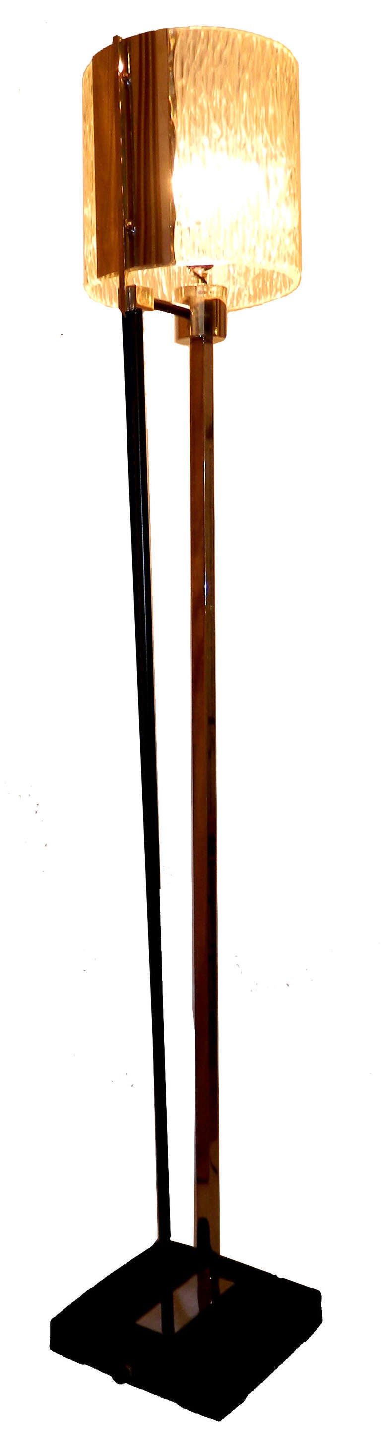 Lampadaire français conçu par Arlus.
Dimension de l'abat-jour en plastique : 9'.
Base : 9