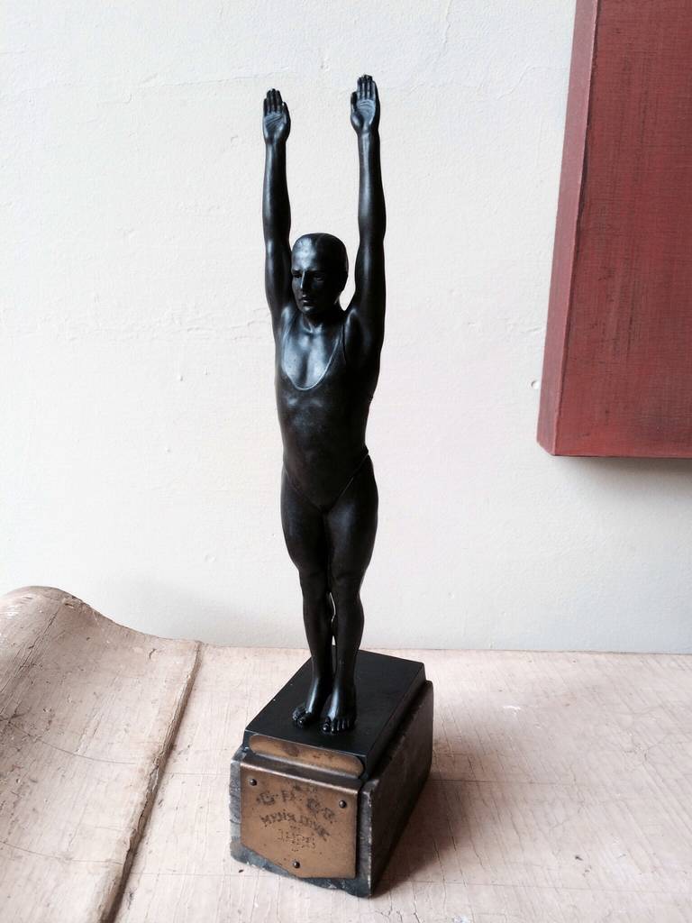 Marqué Allemagne sculpture en métal fini bronze d'un personnage masculin en position de plongeur monté sur un socle en marbre daté 1925 sur une plaque en laiton.