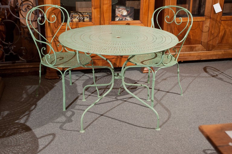 Painted wrought iron round garden table & pair of armchairs
