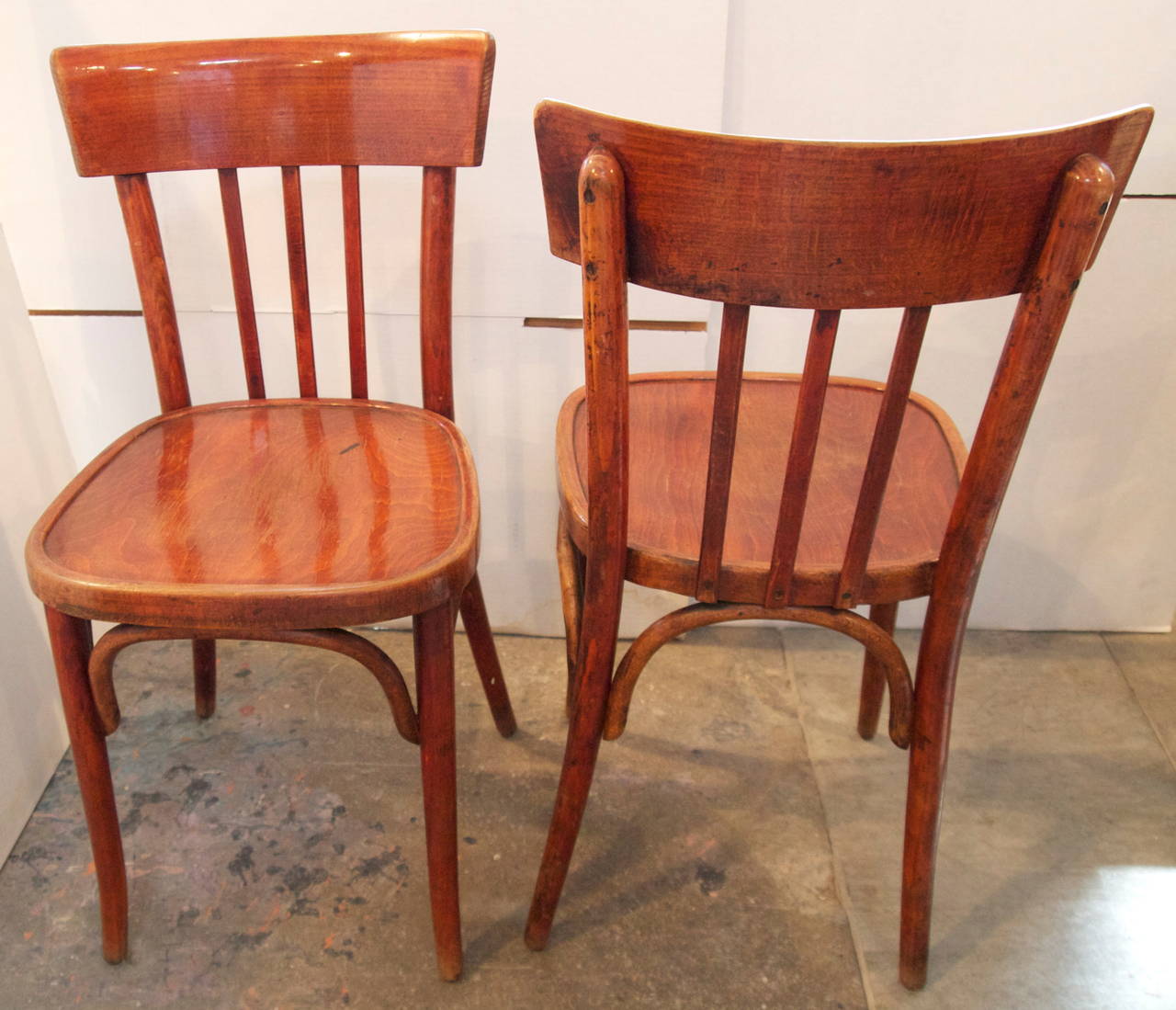 Set of 8 handsome French bentwood bistro chairs with nice proportions and color