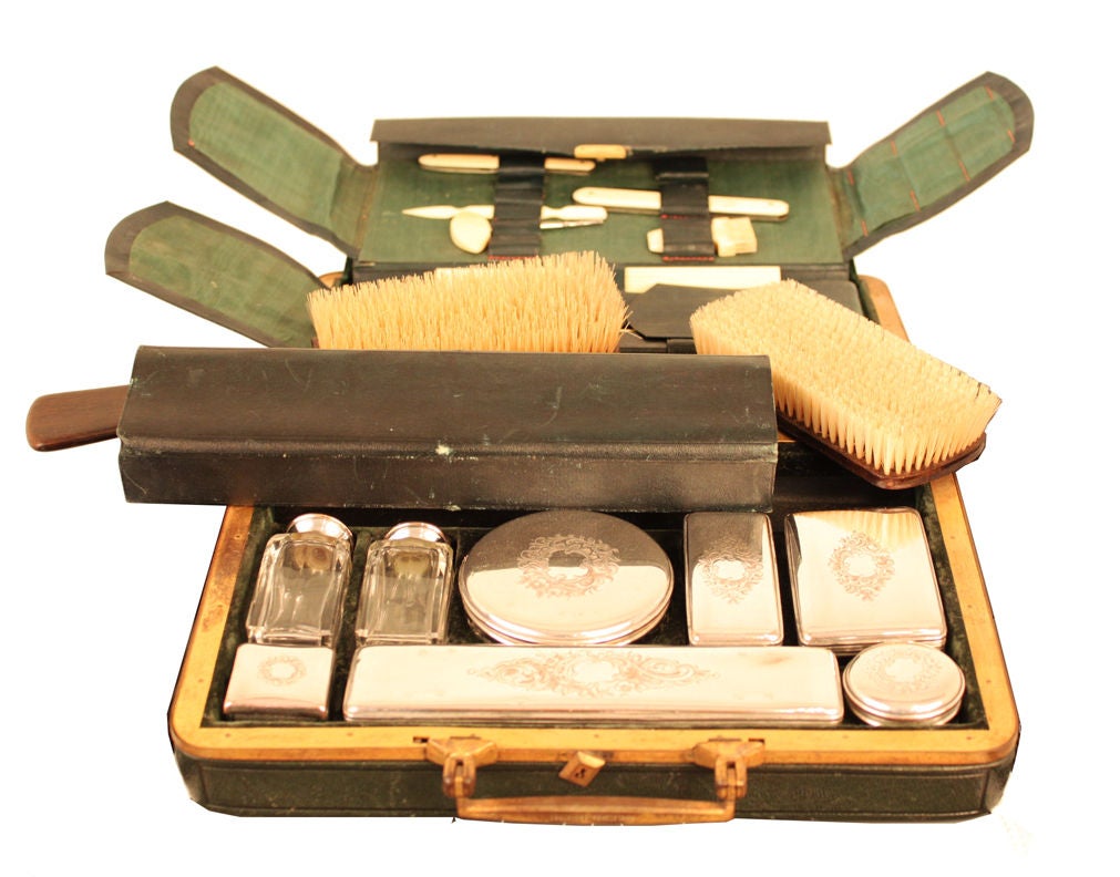 MAN  TOILETRIES TRAVELLING CASE