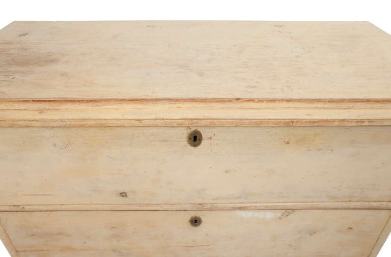Pair of Gustavian Chest of Drawers In Excellent Condition In Los Angeles, CA