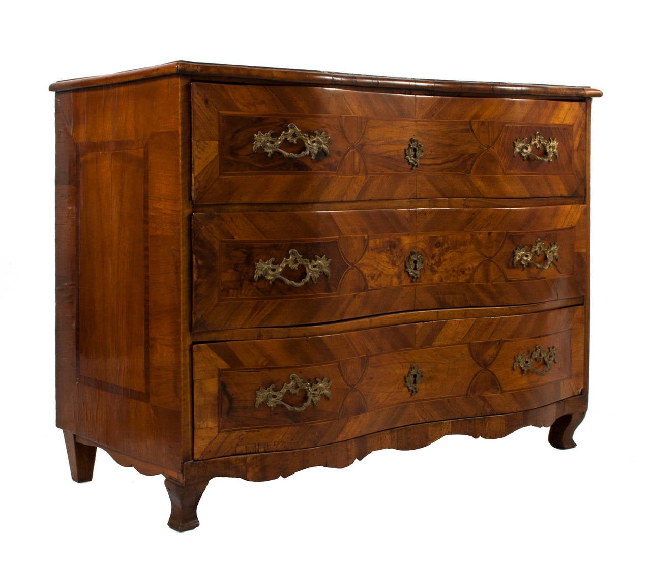Rococo chest with three drawers in a veneer of various woods.