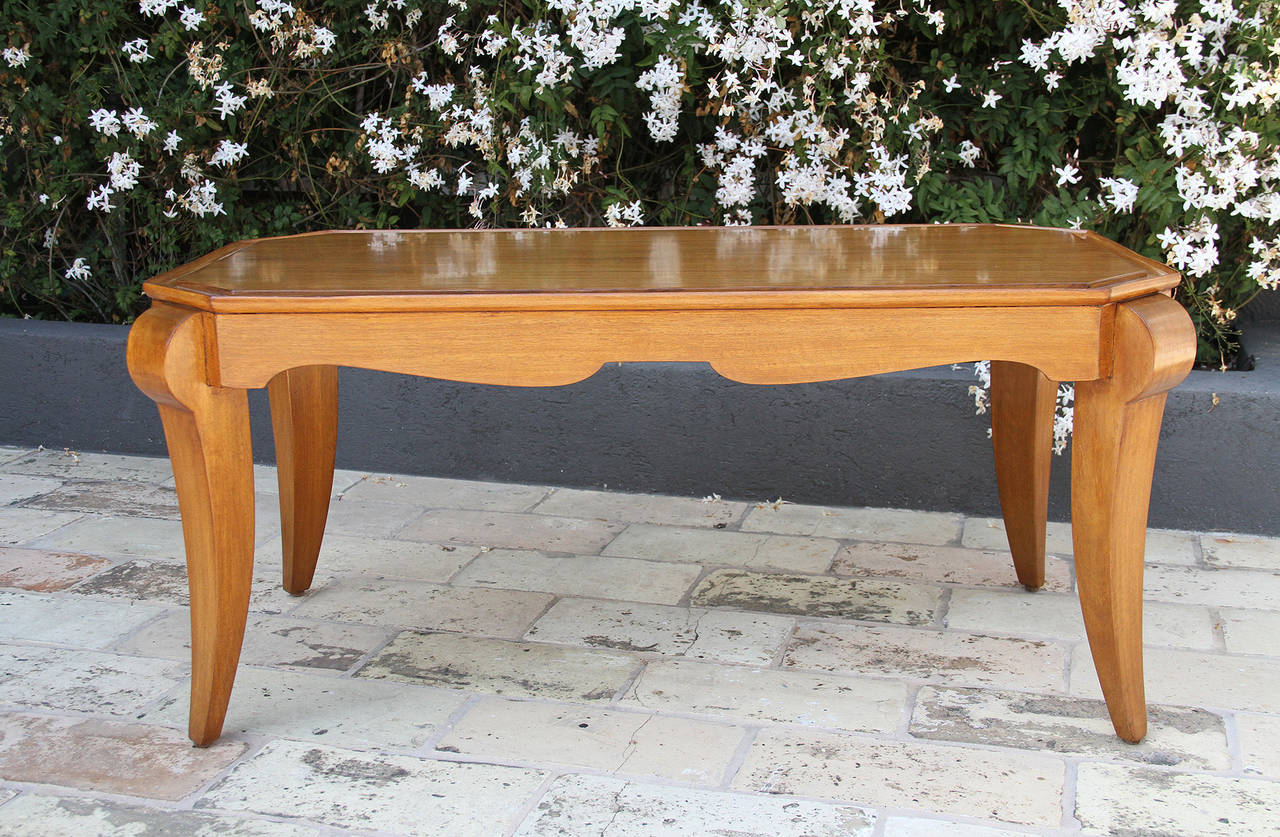 French Art Deco coffee table, France, 1940.
Rosewood and mahogany Art Deco, 1940 low coffee table.
Refinished in a honey color.

Measurements:
H 18