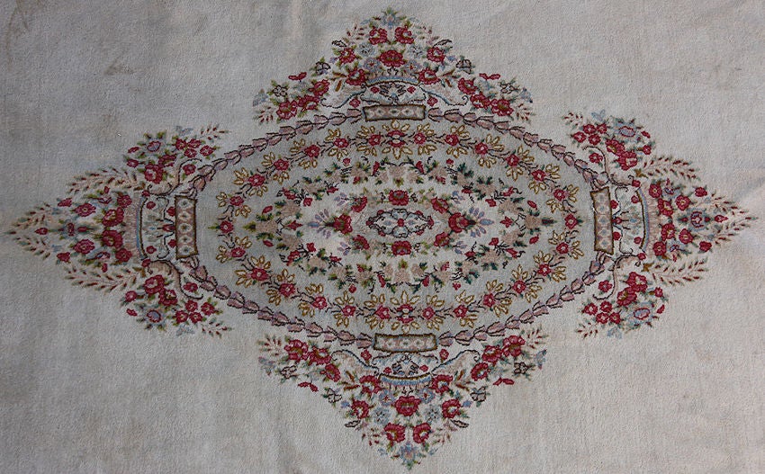 Important hand-knotted woolen Savonerie rug. This rug belonged to a former African Republican President in the 1960s.

Floral décor around a medallion.

Over 250 knots/square inch.

Excellent, original condition.

Measures: 165