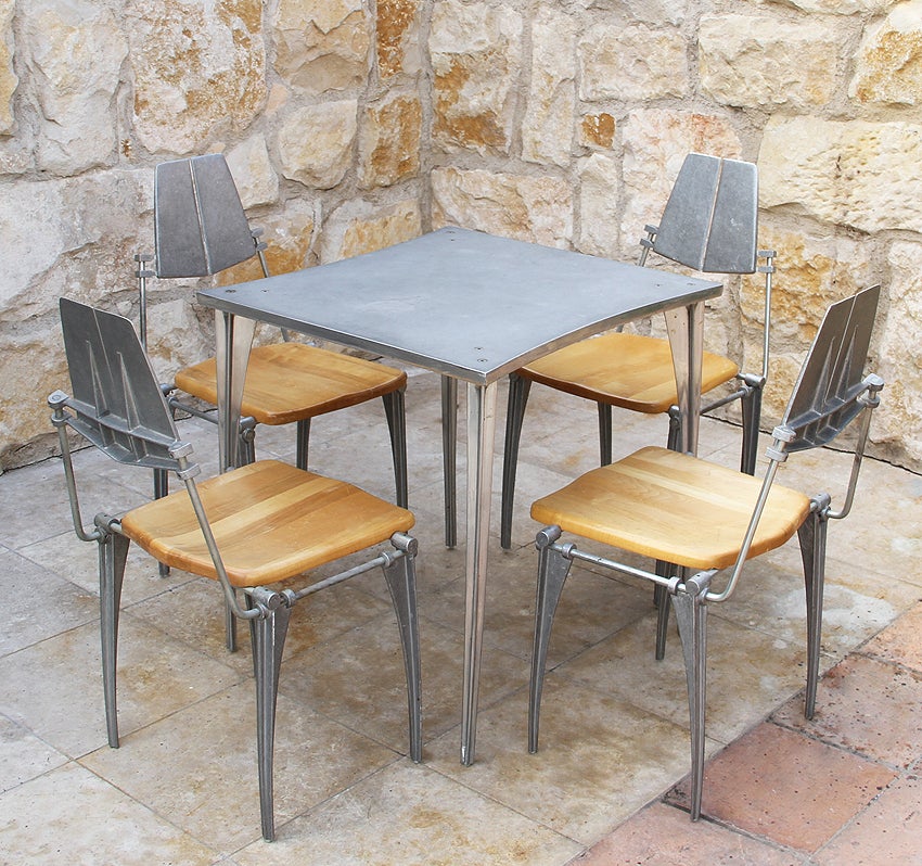 Rare set by Robert JOSTEN consisting of a sand-cast polished aluminum table and four aluminum chairs with maple wood seats.

USA, 1970.

Measurements:
Table 29 1/4