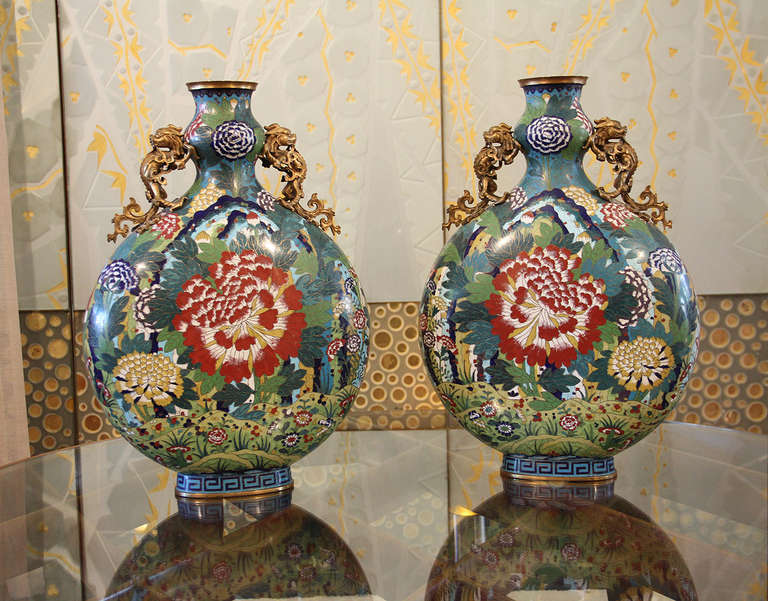 A pair of important Chinese Cloisonné Enamel Moon Flasks, 18th century. 
The floral enamel is flanked with gilt bronze dragon handles.
This pair comes from a private collection in France.
Authenticated by several specialists.

Measurements: