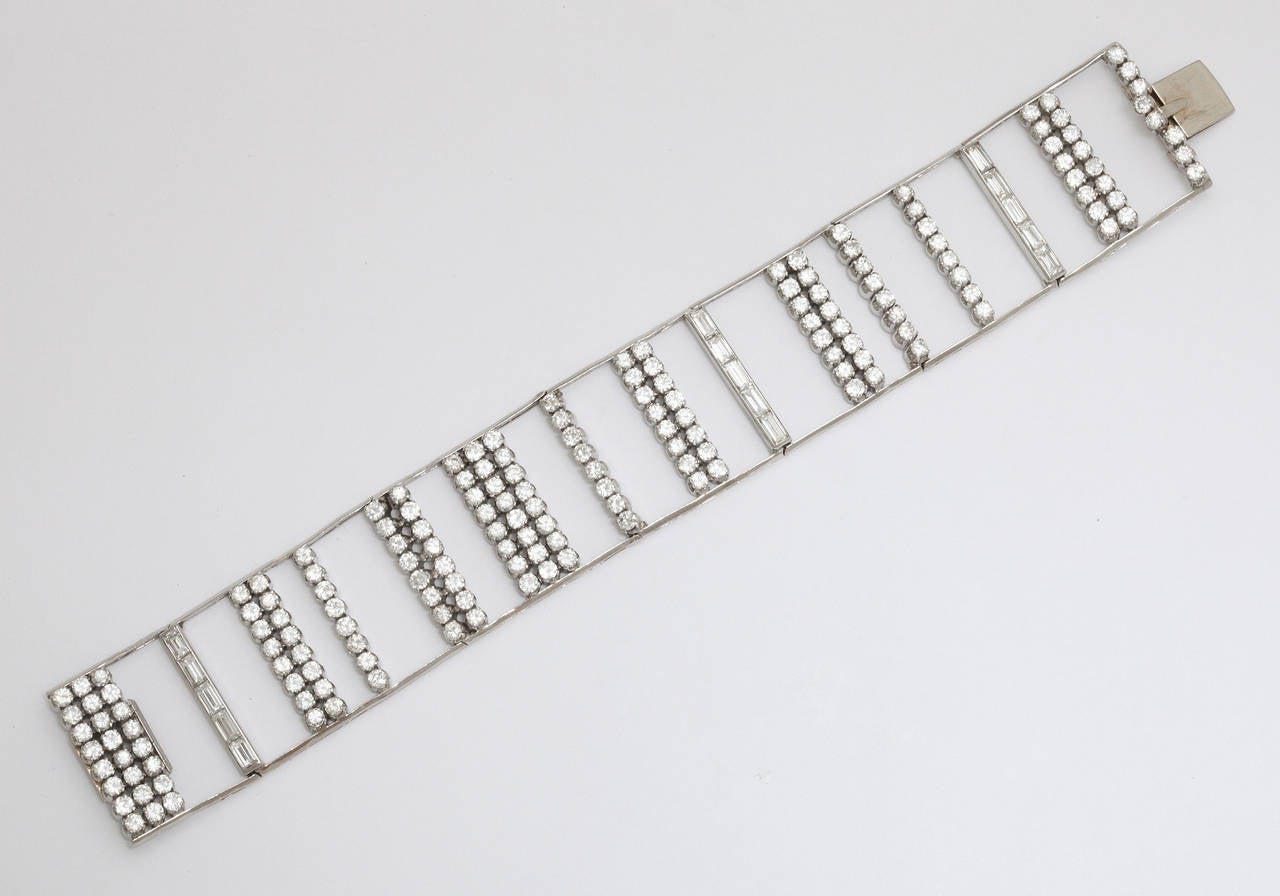 Modernistisches Platin-Manschettenarmband mit Diamanten  (amerikanisch) im Angebot
