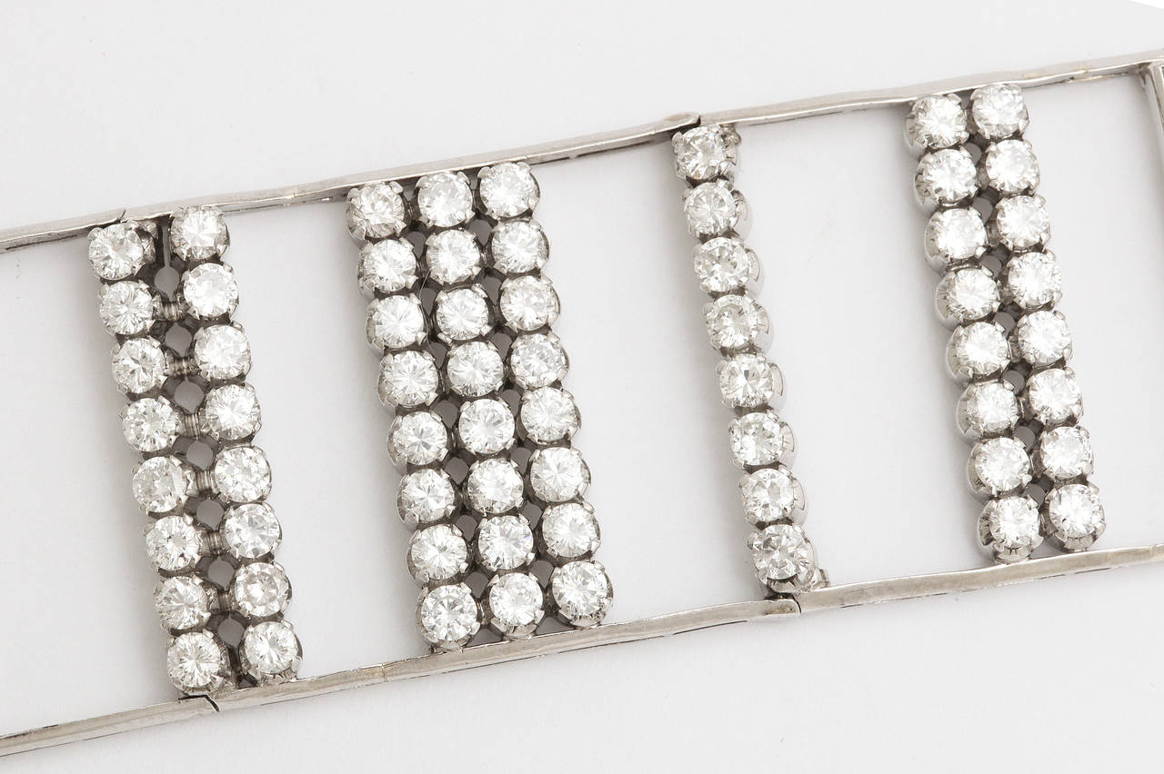 Bracelet manchette moderniste en platine et diamants  Excellent état - En vente à New York, NY