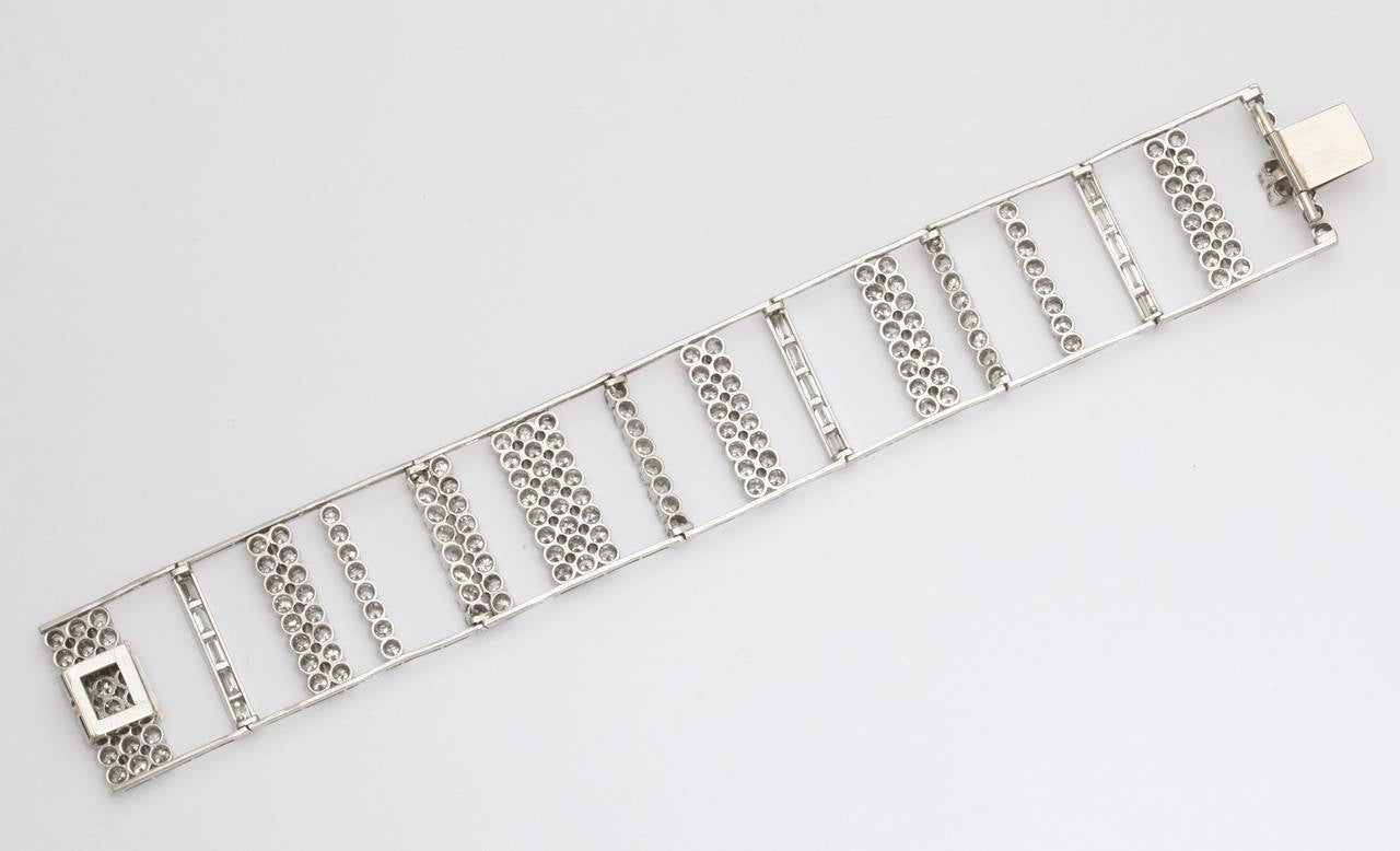 Platine Bracelet manchette moderniste en platine et diamants  en vente