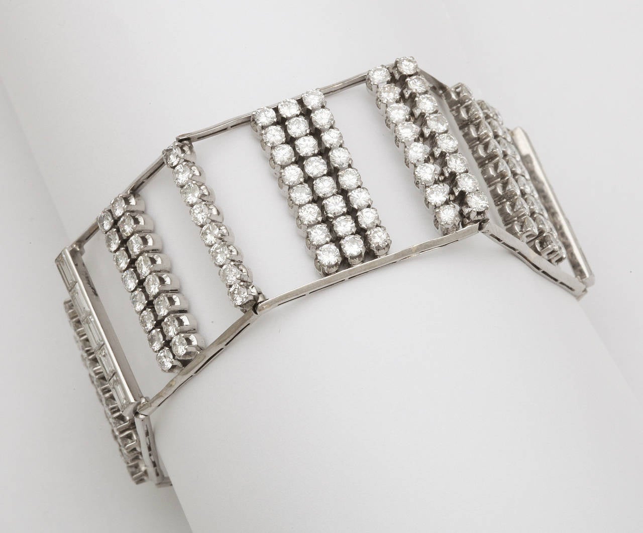 Bracelet manchette moderniste en platine et diamants  en vente 1
