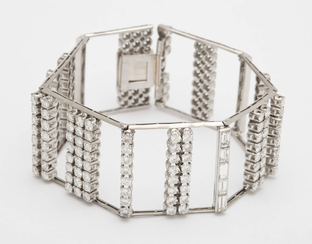 Modernistisches Platin-Manschettenarmband mit Diamanten  (Art déco) im Angebot