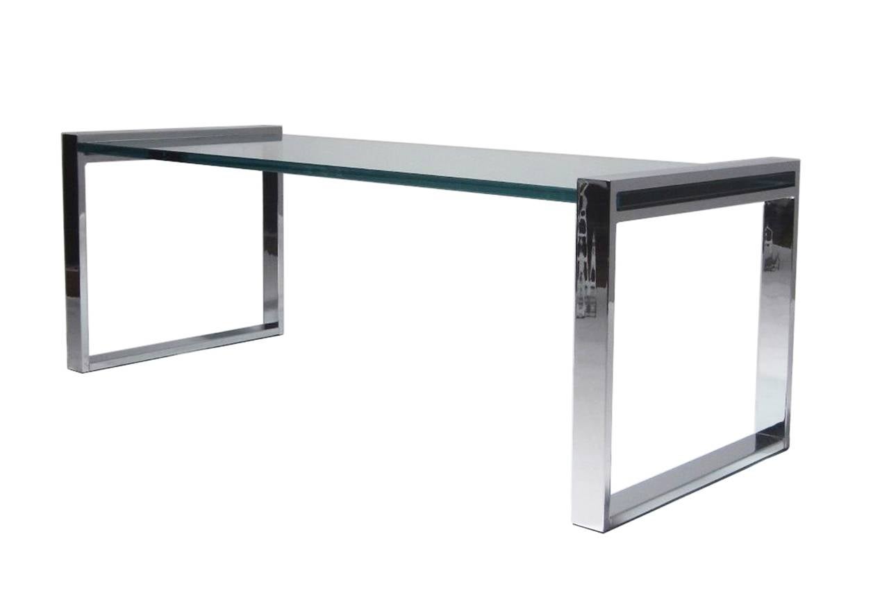 Superbe table basse conçue par Charles Hollis Jones dans les années 1960 et fabriquée, vers 1968.
La table est en excellent état, le verre est également en très bon état et nous pouvons l'échanger contre un plateau en Lucite sur demande. Le cadre