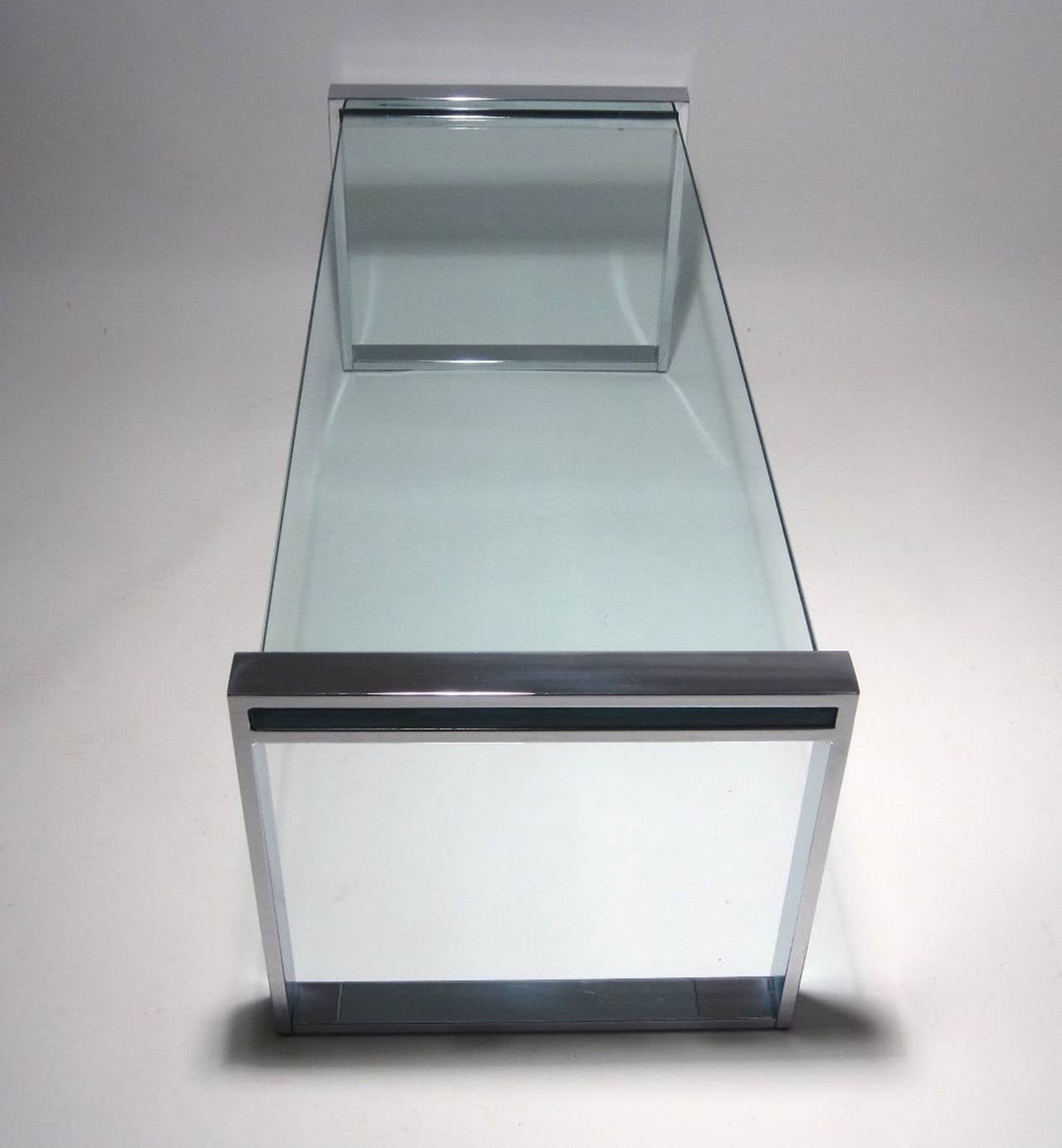 Charles Hollis Jones Couchtisch „Box“ aus Nickel und Glas (Handgefertigt) im Angebot