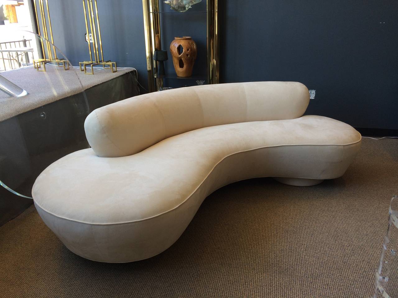 Beautiful Vladimir Kagan serpentine sofa designed in the 1970s and manufactured by Directional.
The sofa retains the original label, the sofa is upholstered in a cream color microfiber material, the upholstery is original and is very worn out so