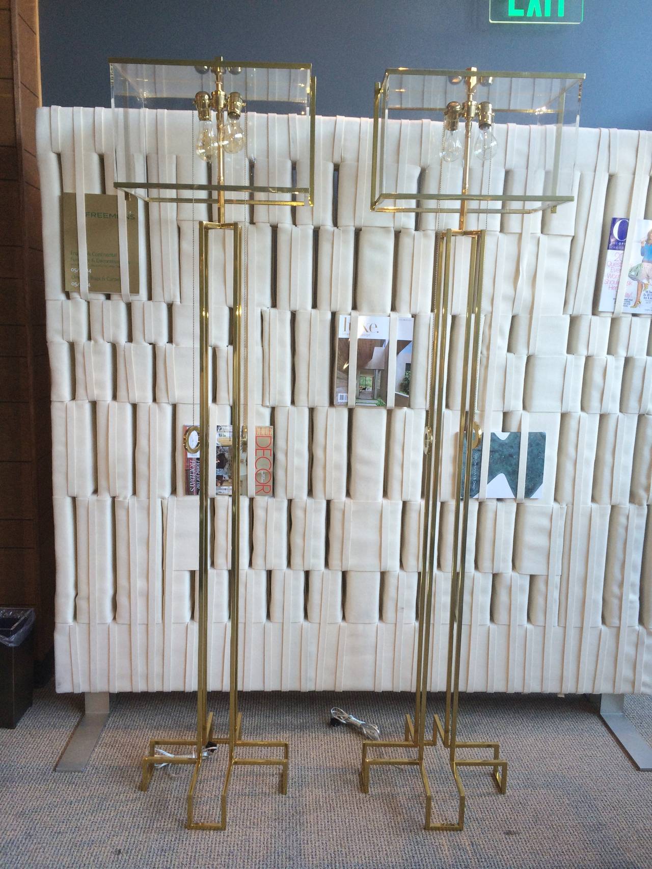 Bellissima coppia di lampade da terra disegnate da Charles Hollis Jones nel 1975. Le lampade sono realizzate in ottone lucido e lucite, ma possono essere offerte anche in cromo o nichel. Il paralume è realizzato con una combinazione di lucite e