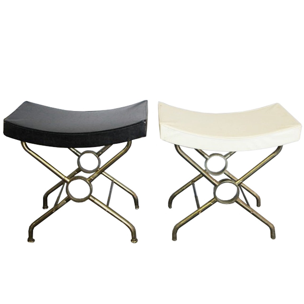 Superbe ensemble de bancs en laiton conçus et fabriqués en Italie.
Les bancs sont en état vintage et ils ont besoin d'être remeublés, les bases en laiton montrent des signes d'usure et quelques taches de rouille.

Les bancs ont des lignes