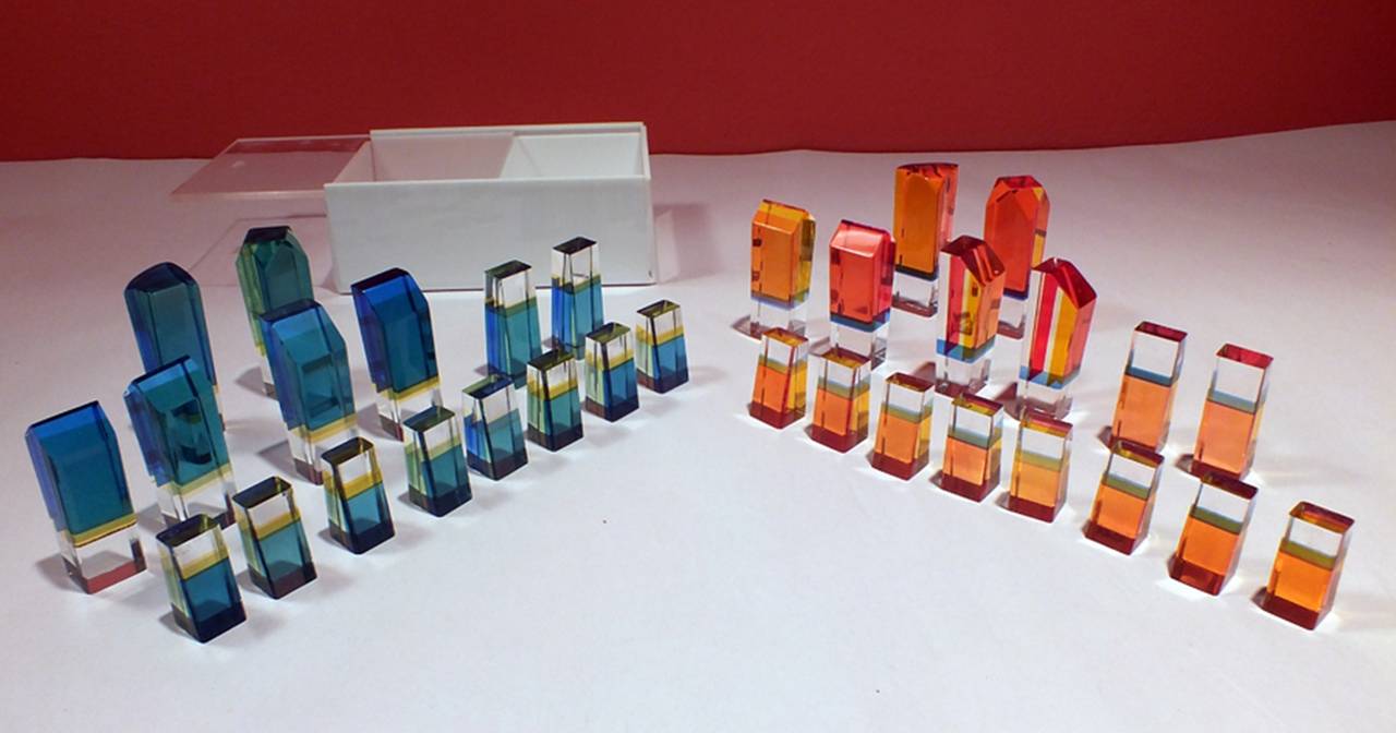 Charles Hollis Jones Set di scacchi in lucite con base originale in nichel e scatola, firmato In condizioni buone in vendita a Los Angeles, CA