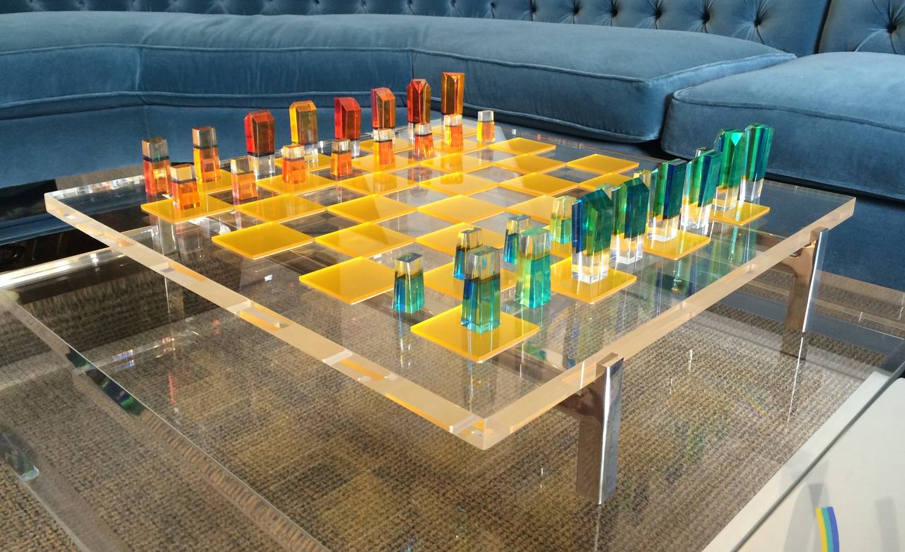 Stupendo set di scacchi disegnato dal maestro della lucite Charles Hollis Jones.
Il set risale alla metà degli anni '60 ed è in ottime condizioni originali, la tavola presenta alcuni graffi superficiali e i pezzi presentano alcune screpolature