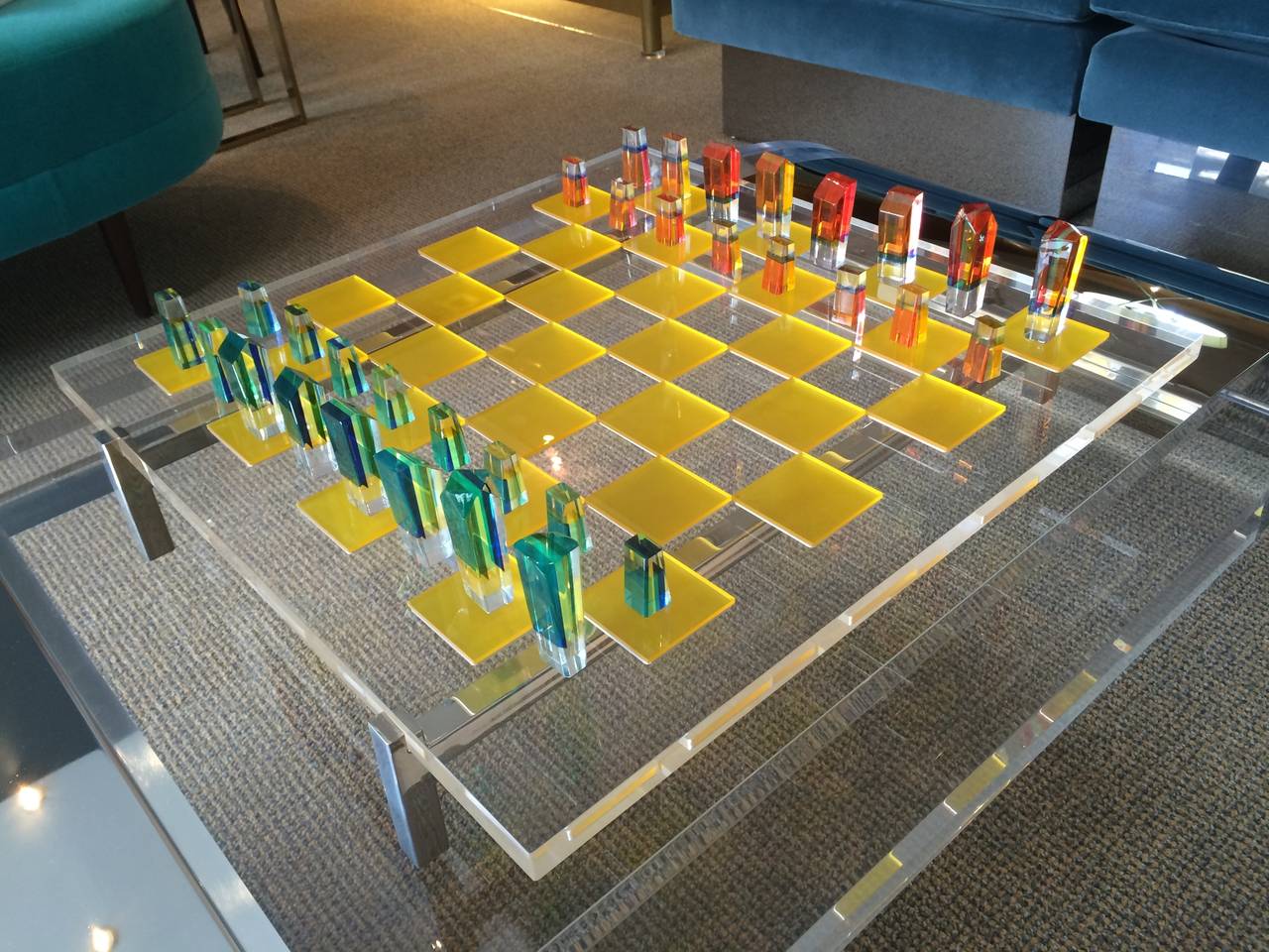 Mid-Century moderno Charles Hollis Jones Set di scacchi in lucite con base originale in nichel e scatola, firmato in vendita