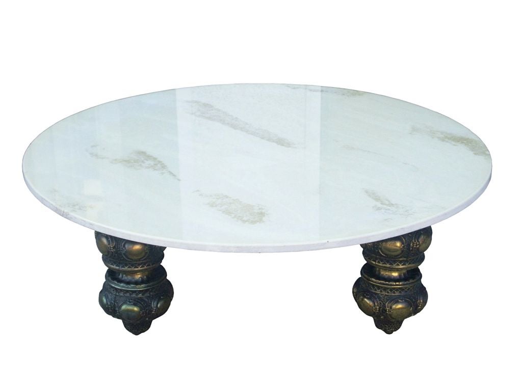 20ème siècle<br />
Table de cocktail de style marocain à grande échelle.<br />
Cette belle table a des pieds en laiton merveilleusement sculptés et un plateau en marbre. Le marbre est de couleur blanc cassé avec des tourbillons dorés qui vont très