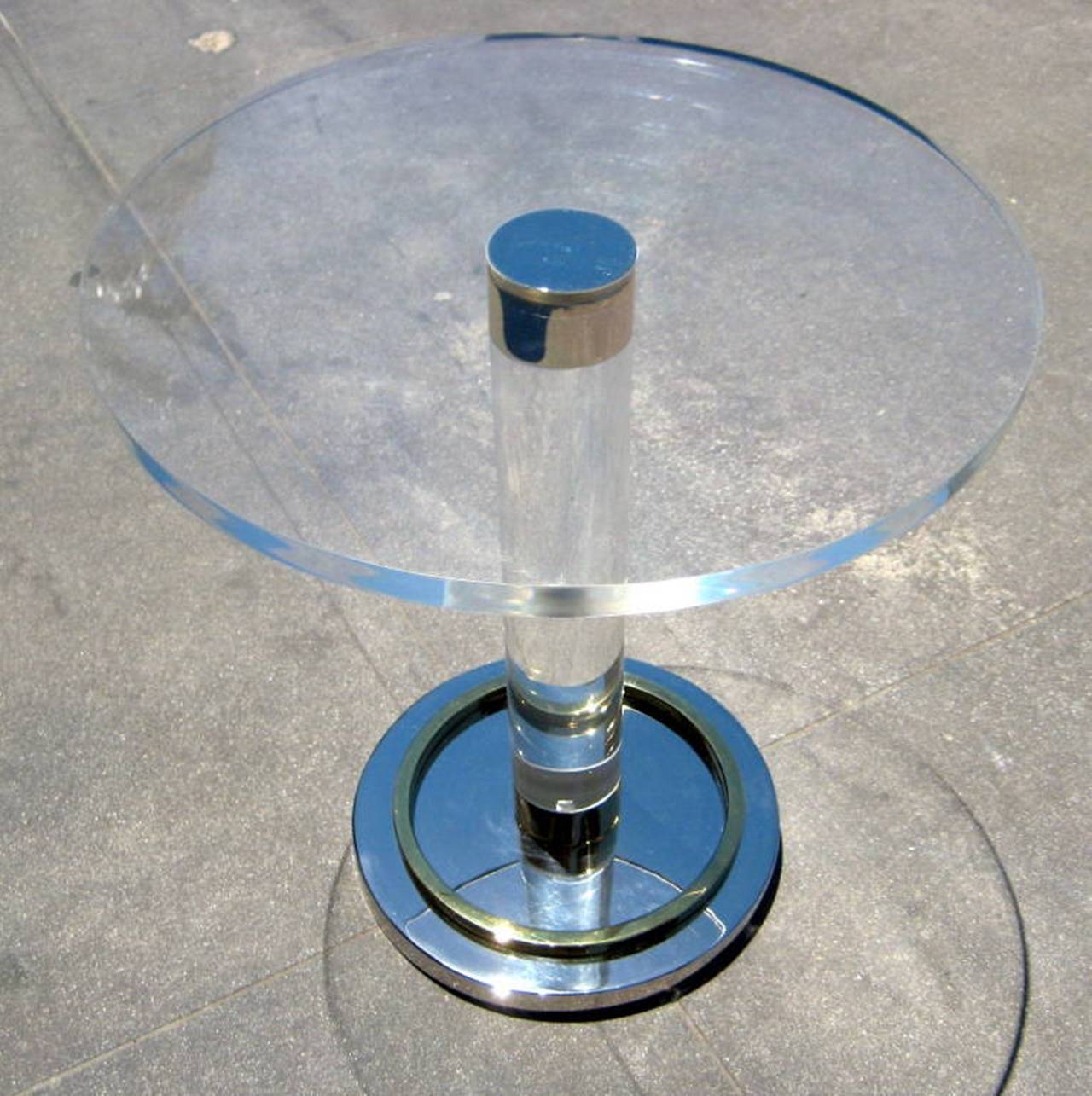 Superbe table d'appoint en Lucite, laiton et nickel poli.
La table est une pièce vintage conçue dans les années 1960 et en excellent état, le plateau est neuf et en parfait état.

Le tableau est signé et daté par l'artiste.
Mesures :
19